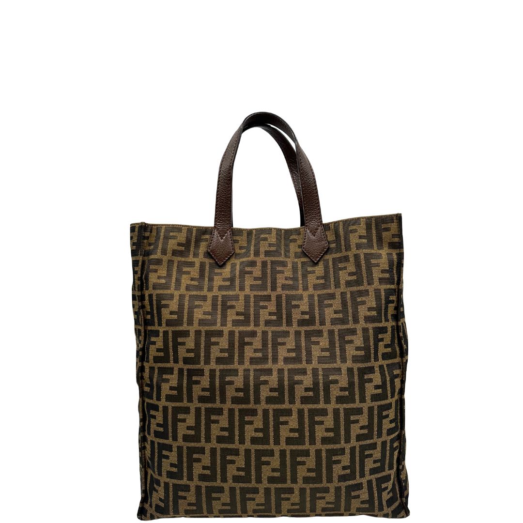 front Borsa Fendi in tessuto color tabacco trama Zucca; munita di doppi manici in pelle marrone, da portare a mano, di lusso, originale, ottime condizioni. 