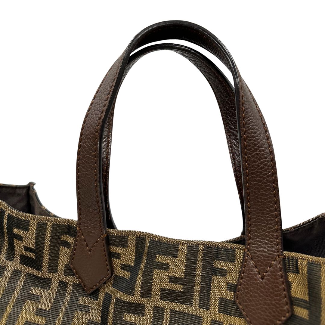 manici Borsa Fendi in tessuto color tabacco trama Zucca; munita di doppi manici in pelle marrone, da portare a mano, di lusso, originale, ottime condizioni. 