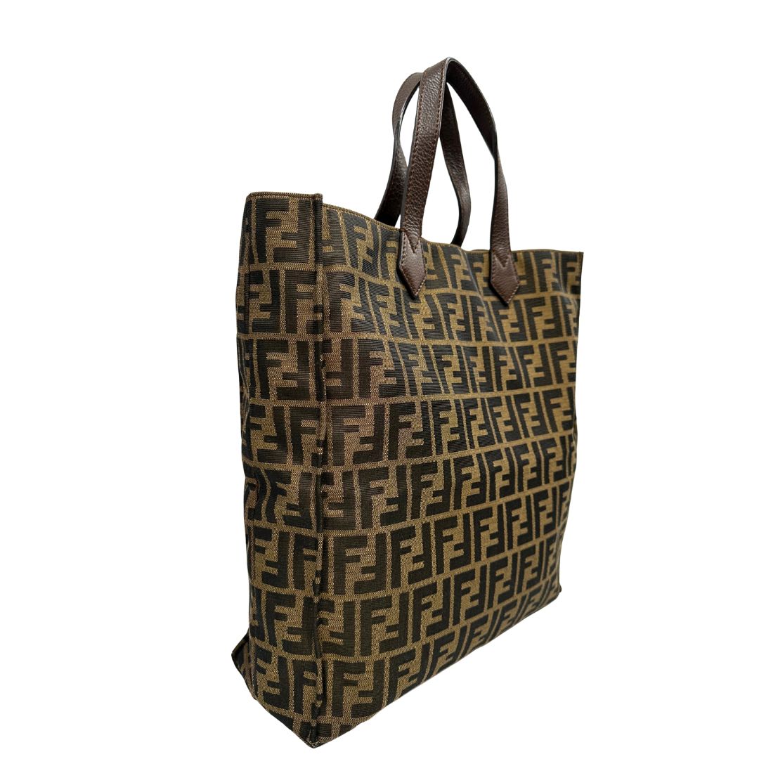 lato Borsa Fendi in tessuto color tabacco trama Zucca; munita di doppi manici in pelle marrone, da portare a mano, di lusso, originale, ottime condizioni. 