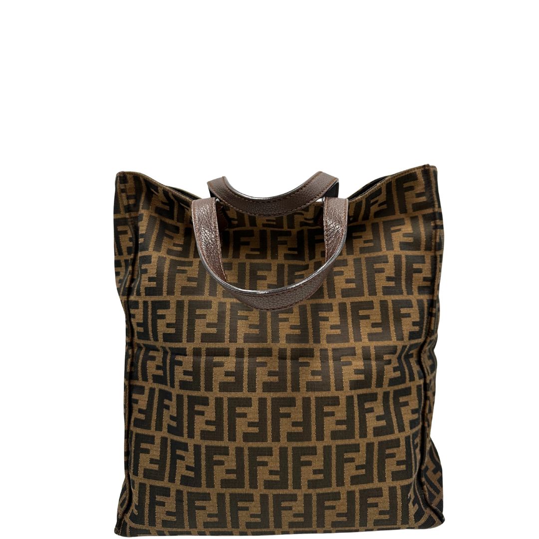 retro Borsa Fendi in tessuto color tabacco trama Zucca; munita di doppi manici in pelle marrone, da portare a mano, di lusso, originale, ottime condizioni. 