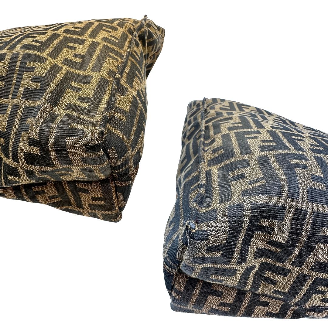 angoli Borsa Fendi in tessuto color tabacco trama Zucca; munita di doppi manici in pelle marrone, da portare a mano, di lusso, originale, ottime condizioni. 