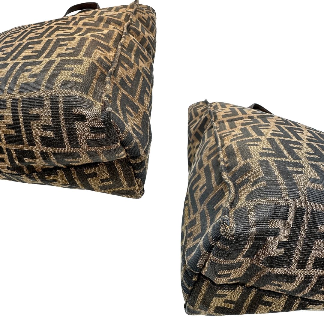 angoli Borsa Fendi in tessuto color tabacco trama Zucca; munita di doppi manici in pelle marrone, da portare a mano, di lusso, originale, ottime condizioni. 