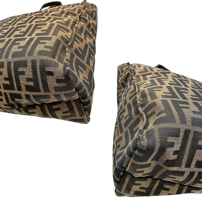 angoli Borsa Fendi in tessuto color tabacco trama Zucca; munita di doppi manici in pelle marrone, da portare a mano, di lusso, originale, ottime condizioni. 