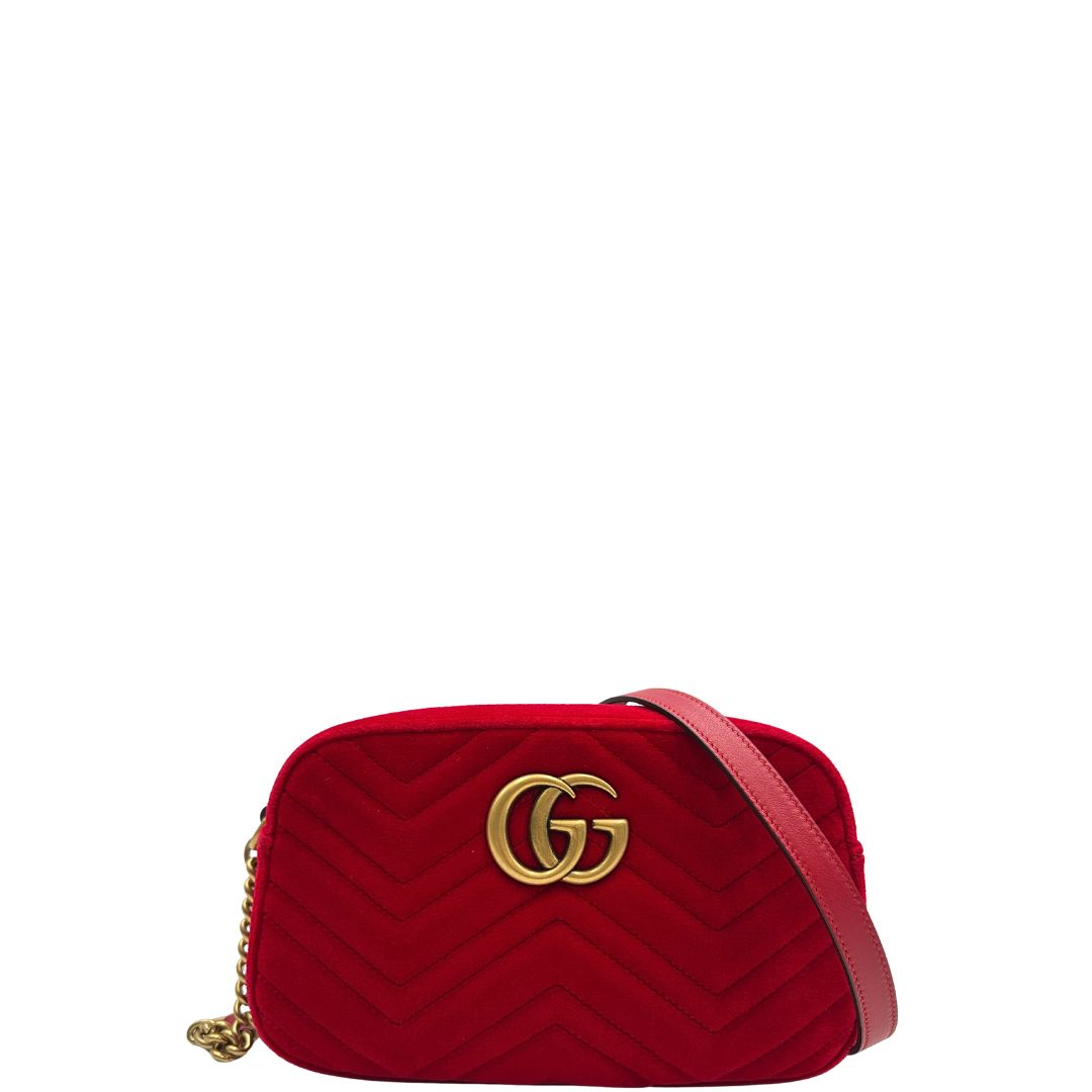 front Borsa Gucci Marmont in velluto rosso con finiture in pelle tono su tono e parti metalliche oro anticato; munita di una tracolla in catena e pelle. Completa di scatola, di lusso, originale, ottime condizioni. 