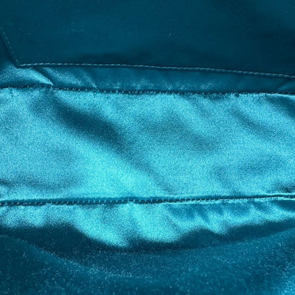 interno Borsa Gucci Marmont in velluto rosso con finiture in pelle tono su tono e parti metalliche oro anticato; munita di una tracolla in catena e pelle. Completa di scatola, di lusso, originale, ottime condizioni. 