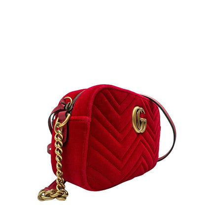lato Borsa Gucci Marmont in velluto rosso con finiture in pelle tono su tono e parti metalliche oro anticato; munita di una tracolla in catena e pelle. Completa di scatola, di lusso, originale, ottime condizioni. 