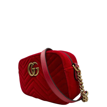 lato Borsa Gucci Marmont in velluto rosso con finiture in pelle tono su tono e parti metalliche oro anticato; munita di una tracolla in catena e pelle. Completa di scatola, di lusso, originale, ottime condizioni. 