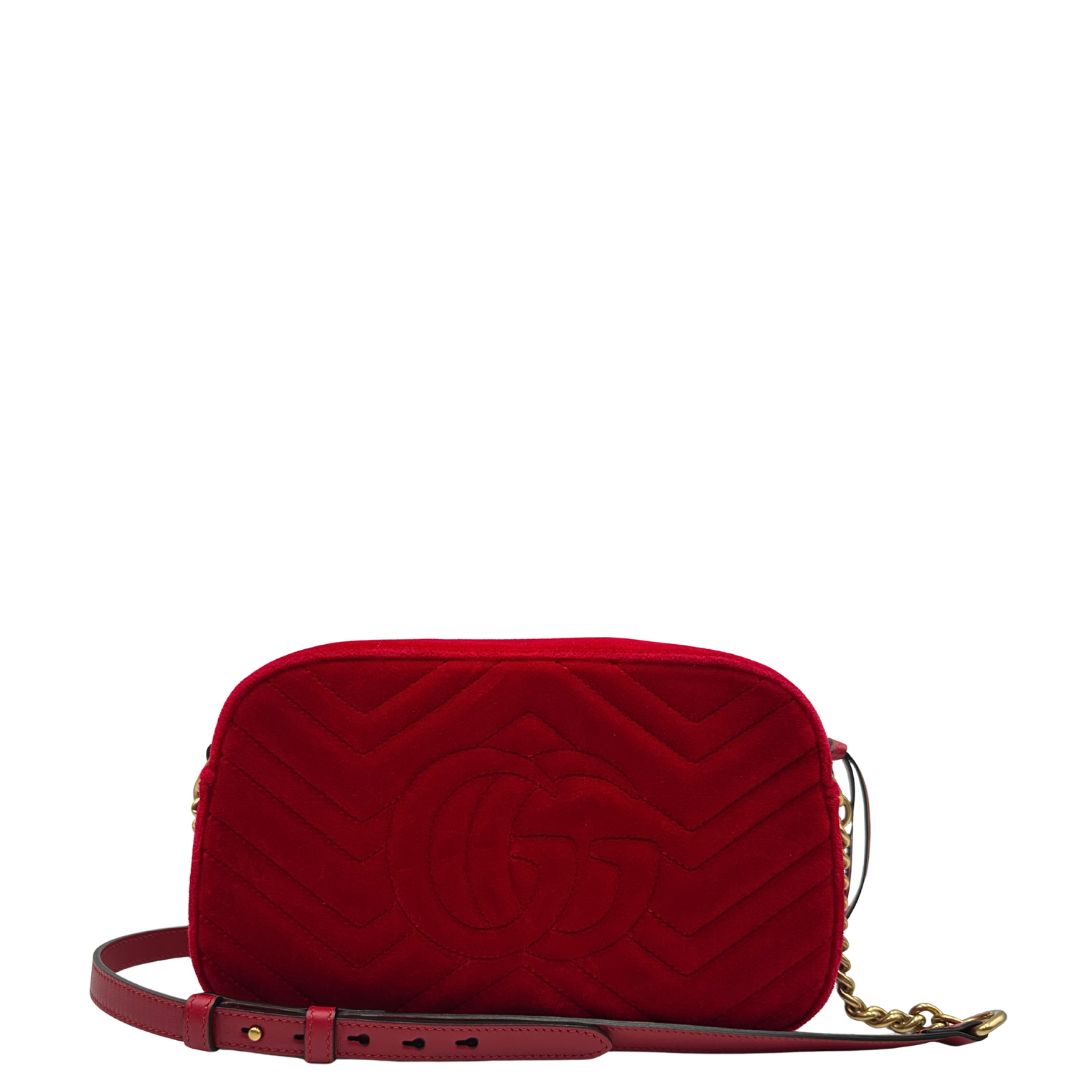 retro Borsa Gucci Marmont in velluto rosso con finiture in pelle tono su tono e parti metalliche oro anticato; munita di una tracolla in catena e pelle. Completa di scatola, di lusso, originale, ottime condizioni. 