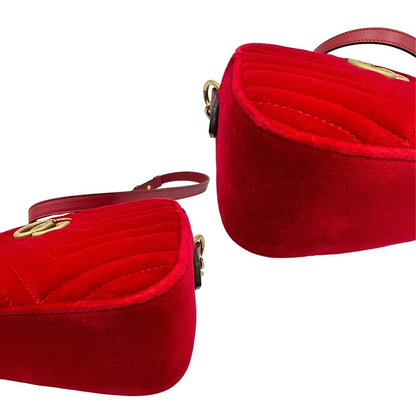 angoli Borsa Gucci Marmont in velluto rosso con finiture in pelle tono su tono e parti metalliche oro anticato; munita di una tracolla in catena e pelle. Completa di scatola, di lusso, originale, ottime condizioni. 