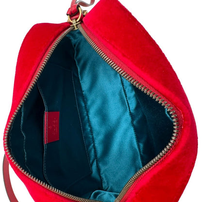 interno Borsa Gucci Marmont in velluto rosso con finiture in pelle tono su tono e parti metalliche oro anticato; munita di una tracolla in catena e pelle. Completa di scatola, di lusso, originale, ottime condizioni. 