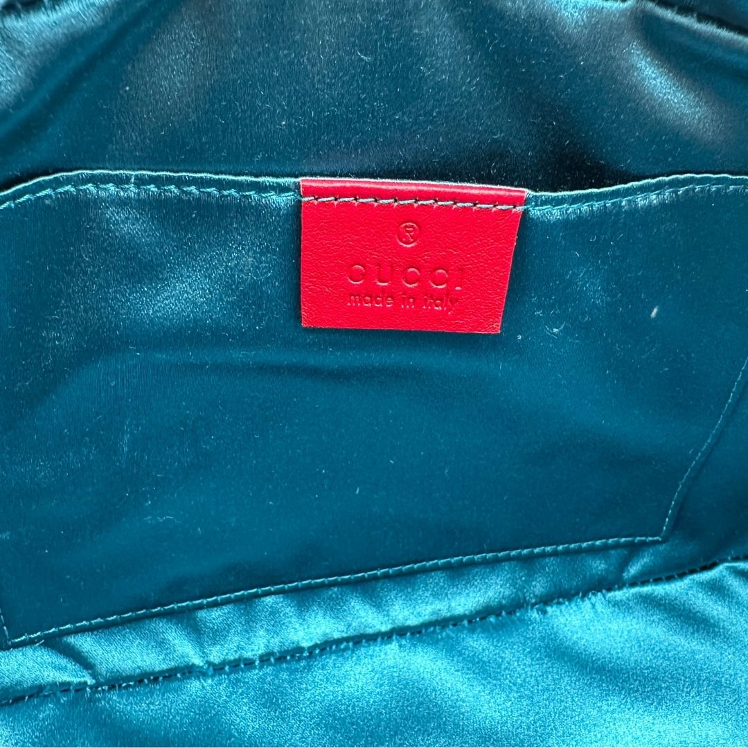 interno Borsa Gucci Marmont in velluto rosso con finiture in pelle tono su tono e parti metalliche oro anticato; munita di una tracolla in catena e pelle. Completa di scatola, di lusso, originale, ottime condizioni. 