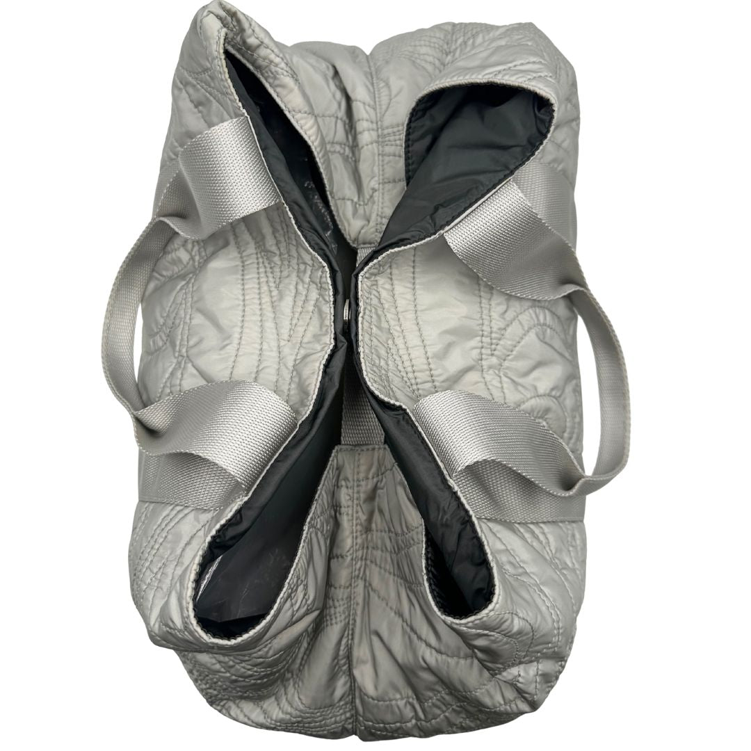 chiusura Borsa Prada in nylon grigio trapuntato con motivo ondulato, munita di doppi manici in tessuto tono su tono; indossabile a spalla, di lusso, originale, ottime condizioni.  