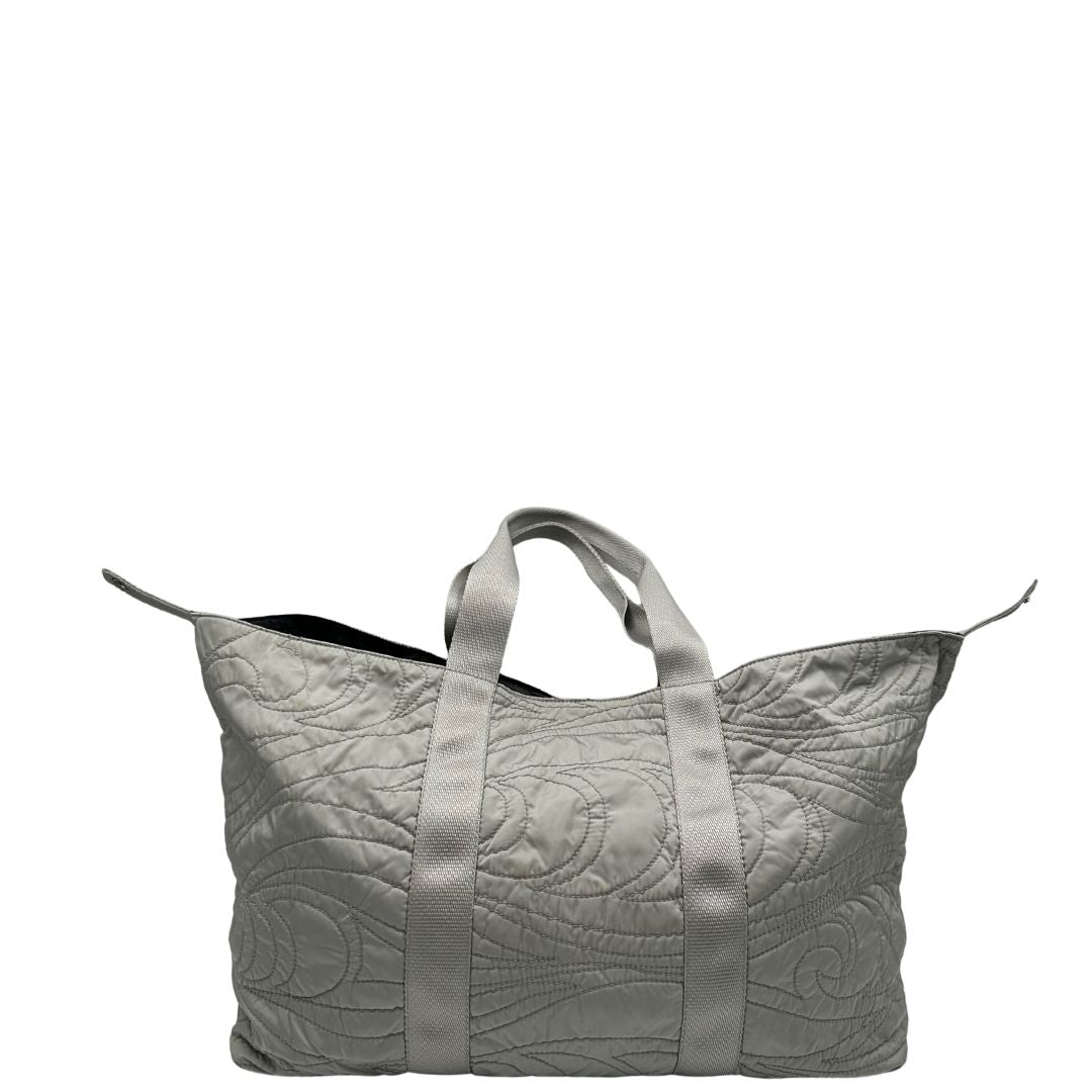 retro Borsa Prada in nylon grigio trapuntato con motivo ondulato, munita di doppi manici in tessuto tono su tono; indossabile a spalla, di lusso, originale, ottime condizioni.  