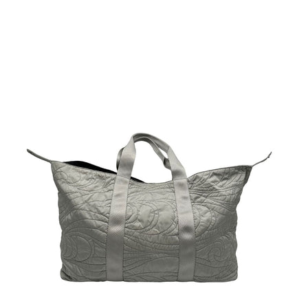 retro Borsa Prada in nylon grigio trapuntato con motivo ondulato, munita di doppi manici in tessuto tono su tono; indossabile a spalla, di lusso, originale, ottime condizioni.  