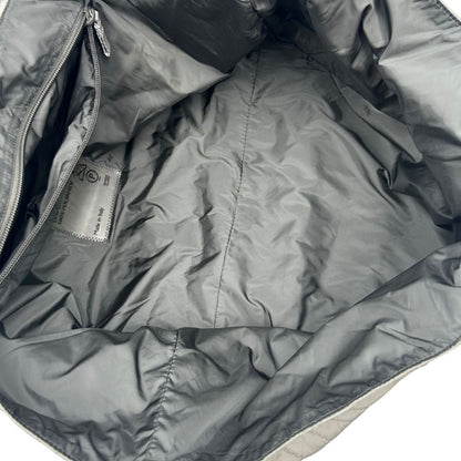 interno Borsa Prada in nylon grigio trapuntato con motivo ondulato, munita di doppi manici in tessuto tono su tono; indossabile a spalla, di lusso, originale, ottime condizioni. 