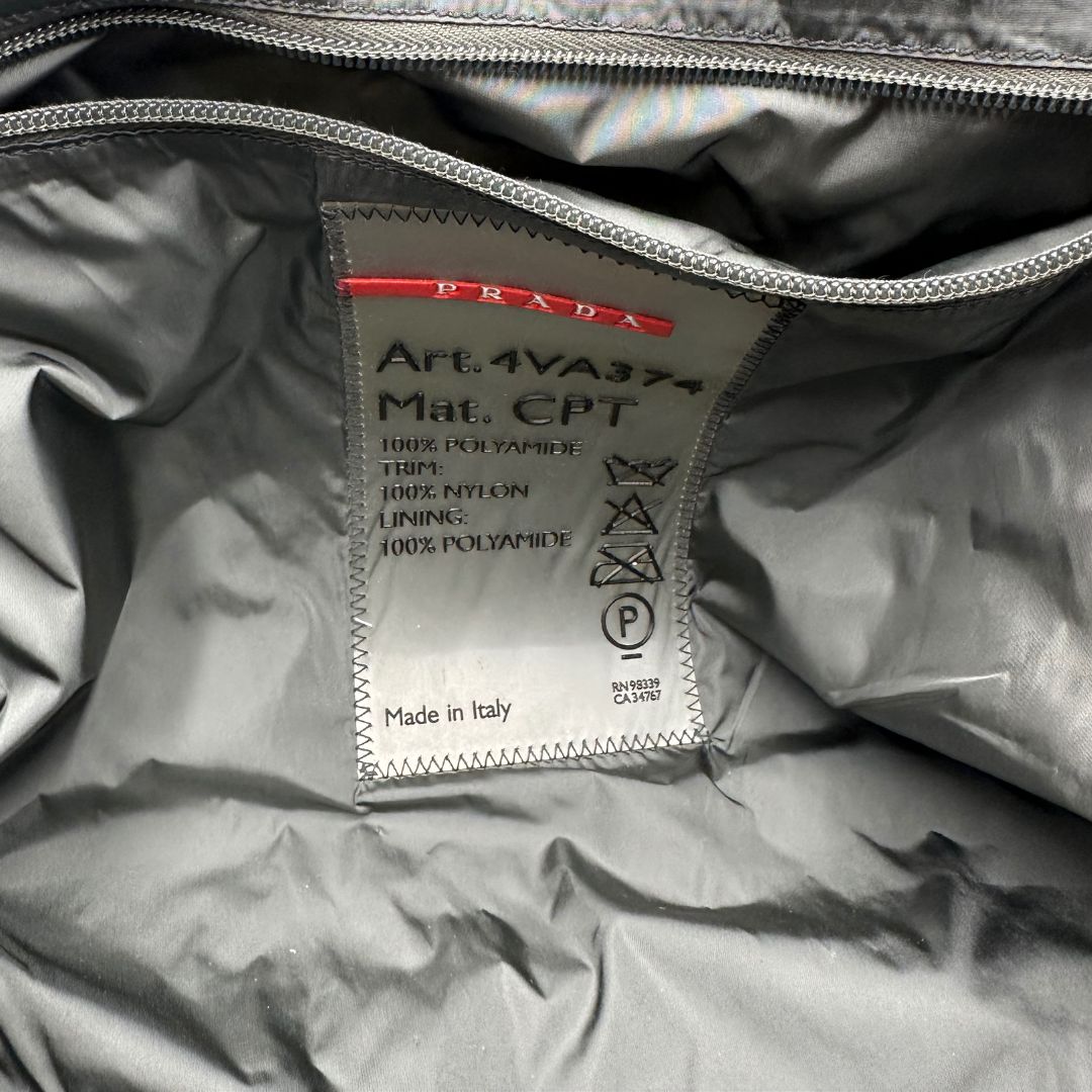 interno Borsa Prada in nylon grigio trapuntato con motivo ondulato, munita di doppi manici in tessuto tono su tono; indossabile a spalla, di lusso, originale, ottime condizioni. 