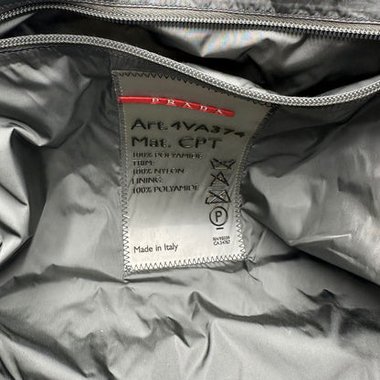 interno Borsa Prada in nylon grigio trapuntato con motivo ondulato, munita di doppi manici in tessuto tono su tono; indossabile a spalla, di lusso, originale, ottime condizioni. 