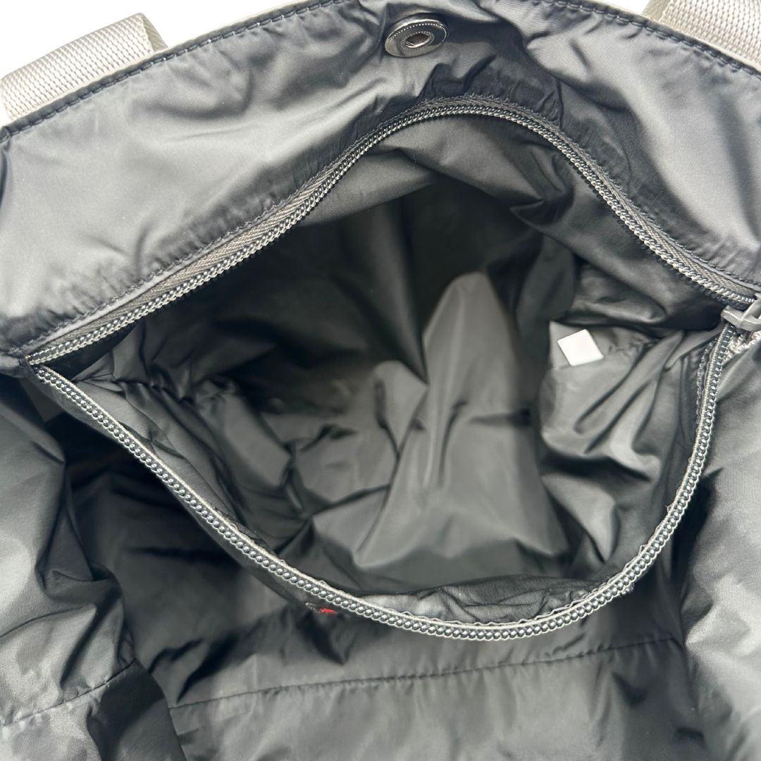 interno Borsa Prada in nylon grigio trapuntato con motivo ondulato, munita di doppi manici in tessuto tono su tono; indossabile a spalla, di lusso, originale, ottime condizioni. 