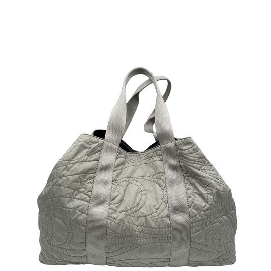 front Borsa Prada in nylon grigio trapuntato con motivo ondulato, munita di doppi manici in tessuto tono su tono; indossabile a spalla, di lusso, originale, ottime condizioni. 