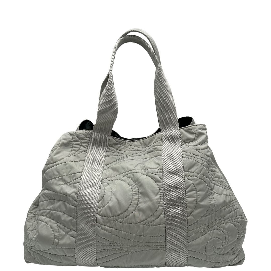 retro Borsa Prada in nylon grigio trapuntato con motivo ondulato, munita di doppi manici in tessuto tono su tono; indossabile a spalla, di lusso, originale, ottime condizioni. 