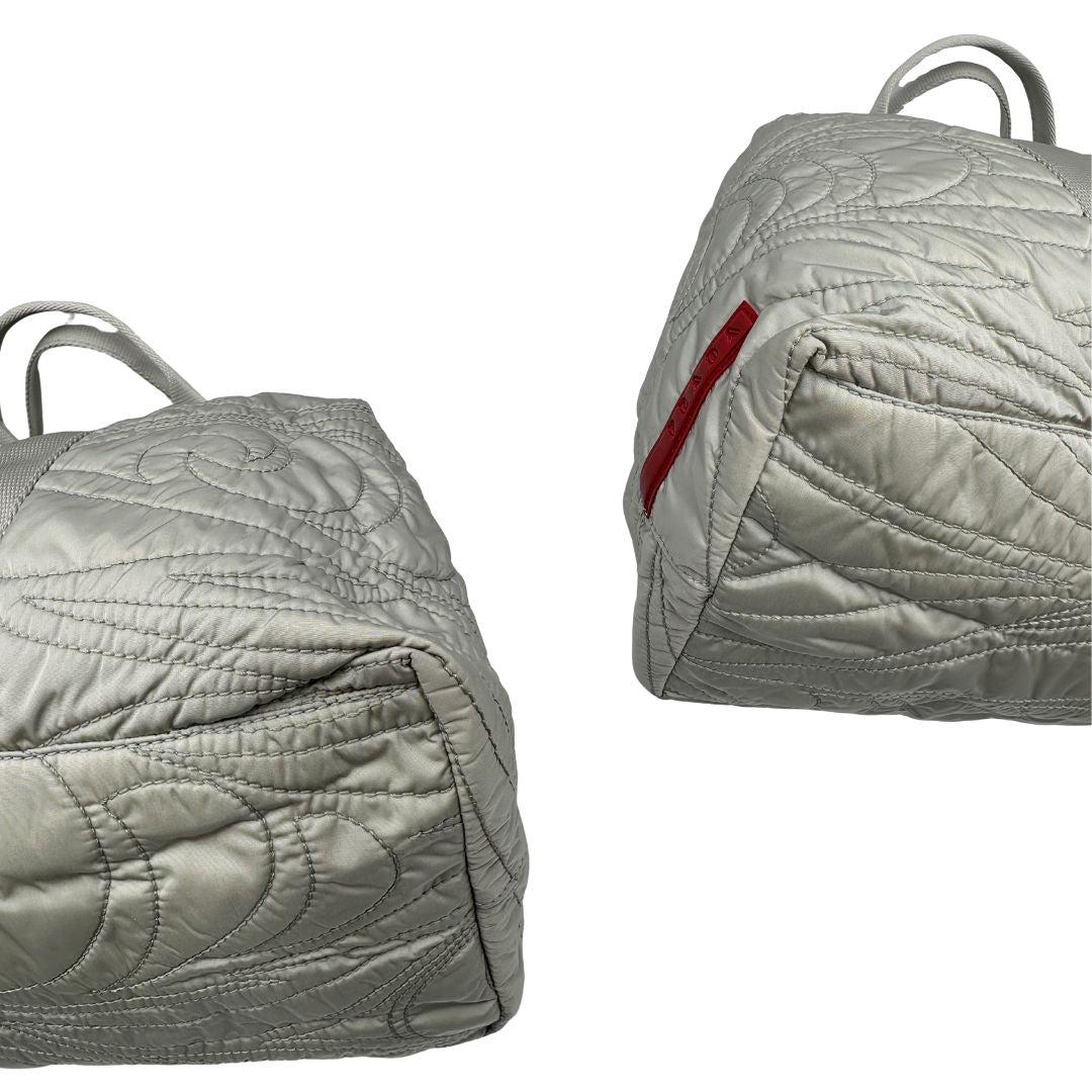 angoli Borsa Prada in nylon grigio trapuntato con motivo ondulato, munita di doppi manici in tessuto tono su tono; indossabile a spalla, di lusso, originale, ottime condizioni. 