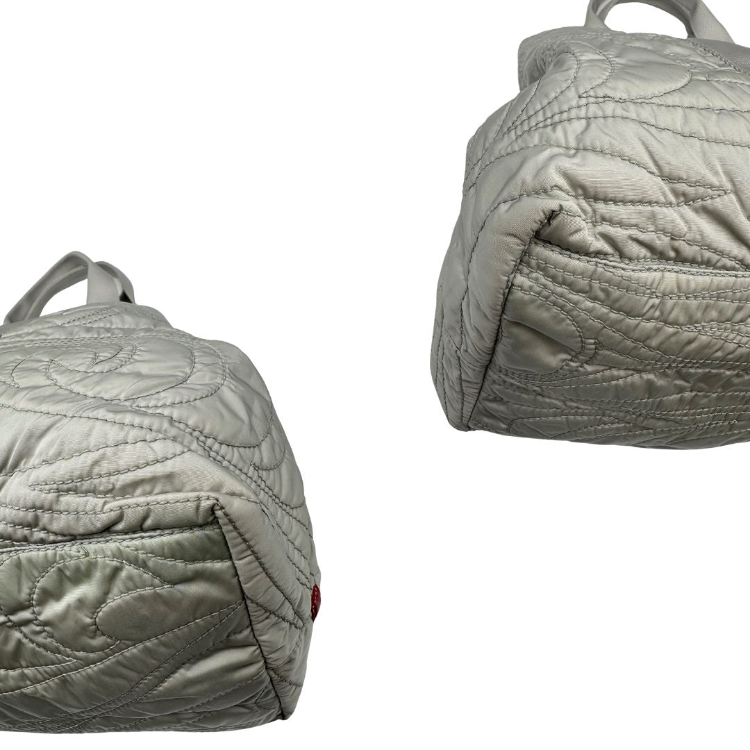 angoli Borsa Prada in nylon grigio trapuntato con motivo ondulato, munita di doppi manici in tessuto tono su tono; indossabile a spalla, di lusso, originale, ottime condizioni. 