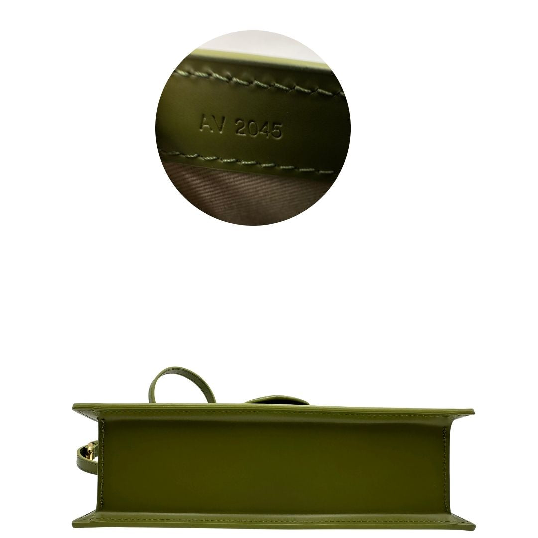 base Borsa Jacquemus in pelle verde oliva con parti metalliche dorate, munita di una tracolla regolabile e amovibile e un manico singolo. Completa di dustbag e cartellino, di lusso, originale, eccellenti condizioni, usata.