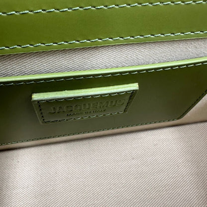 interno Borsa Jacquemus in pelle verde oliva con parti metalliche dorate, munita di una tracolla regolabile e amovibile e un manico singolo. Completa di dustbag e cartellino, di lusso, originale, eccellenti condizioni, usata. 