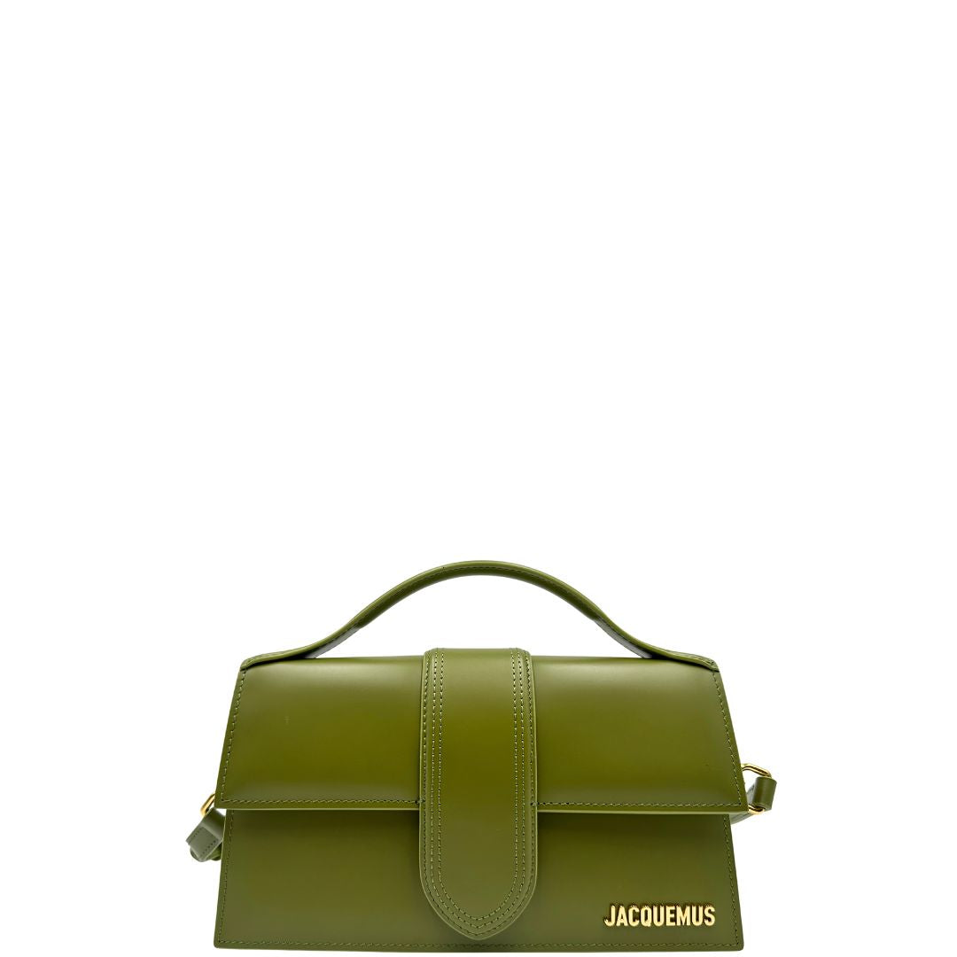 front Borsa Jacquemus in pelle verde oliva con parti metalliche dorate, munita di una tracolla regolabile e amovibile e un manico singolo. Completa di dustbag e cartellino, di lusso, originale, eccellenti condizioni, usata. 