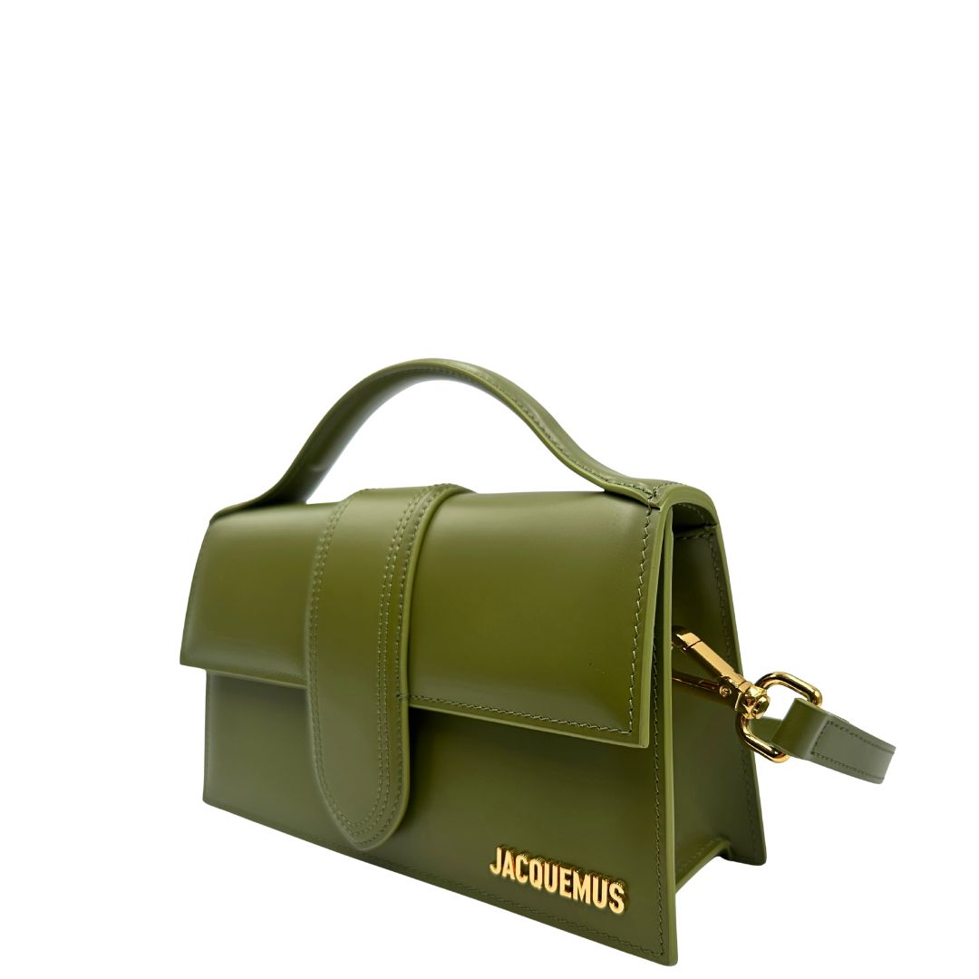 lato Borsa Jacquemus in pelle verde oliva con parti metalliche dorate, munita di una tracolla regolabile e amovibile e un manico singolo. Completa di dustbag e cartellino, di lusso, originale, eccellenti condizioni, usata. 