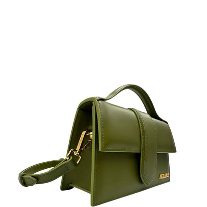 lato Borsa Jacquemus in pelle verde oliva con parti metalliche dorate, munita di una tracolla regolabile e amovibile e un manico singolo. Completa di dustbag e cartellino, di lusso, originale, eccellenti condizioni, usata. 