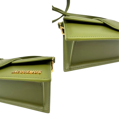 angoli Borsa Jacquemus in pelle verde oliva con parti metalliche dorate, munita di una tracolla regolabile e amovibile e un manico singolo. Completa di dustbag e cartellino, di lusso, originale, eccellenti condizioni, usata. 