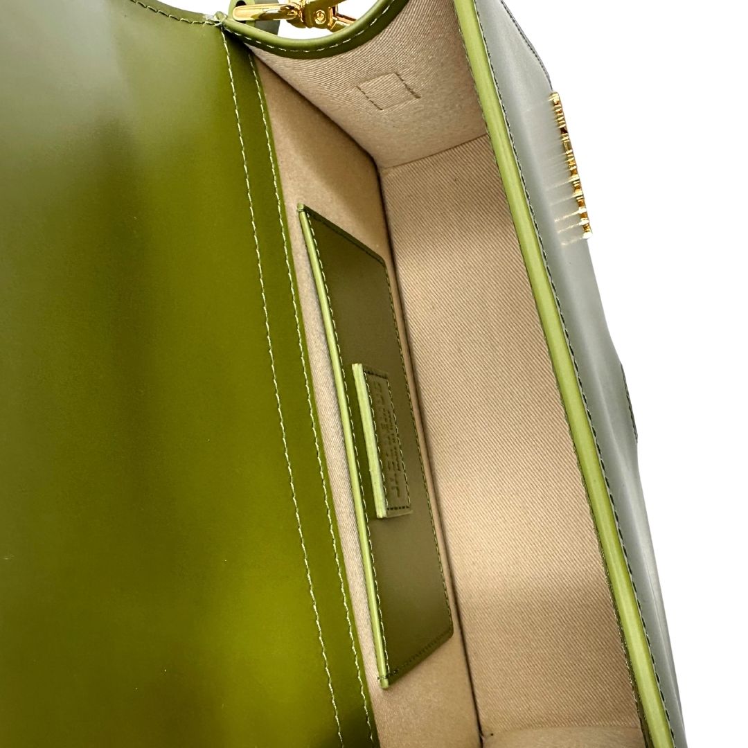 interno Borsa Jacquemus in pelle verde oliva con parti metalliche dorate, munita di una tracolla regolabile e amovibile e un manico singolo. Completa di dustbag e cartellino, di lusso, originale, eccellenti condizioni, usata. 