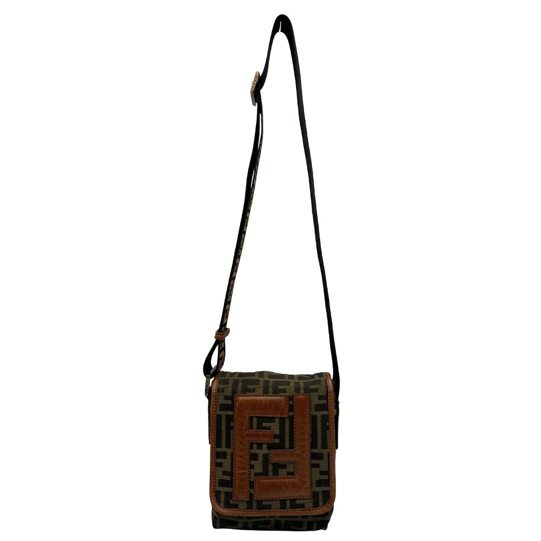 front Borsa Fendi in tessuto color tabacco trama Zucca con finiture in pelle marroni; munita di una tracolla regolabile, di lusso, originale, ottime condizioni. 