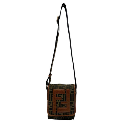 front Borsa Fendi in tessuto color tabacco trama Zucca con finiture in pelle marroni; munita di una tracolla regolabile, di lusso, originale, ottime condizioni. 