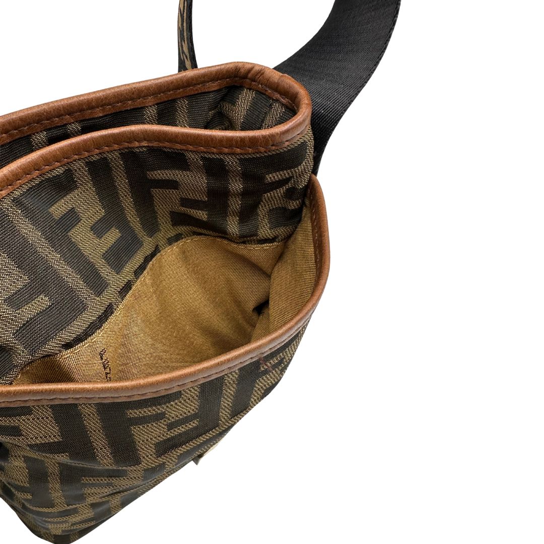 interno Borsa Fendi in tessuto color tabacco trama Zucca con finiture in pelle marroni; munita di una tracolla regolabile, di lusso, originale, ottime condizioni.