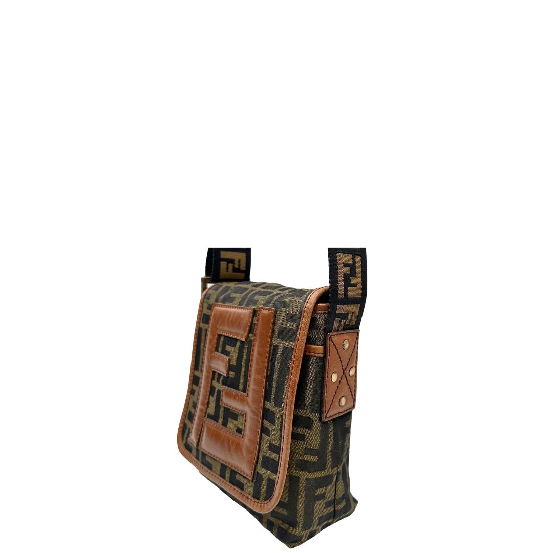 lato Borsa Fendi in tessuto color tabacco trama Zucca con finiture in pelle marroni; munita di una tracolla regolabile, di lusso, originale, ottime condizioni. 