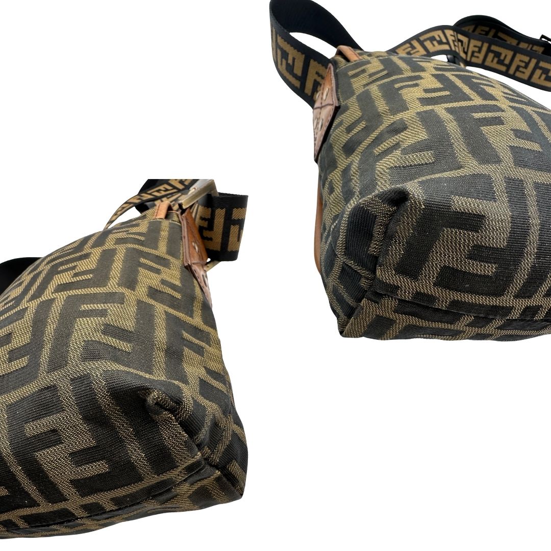 angoli Borsa Fendi in tessuto color tabacco trama Zucca con finiture in pelle marroni; munita di una tracolla regolabile, di lusso, originale, ottime condizioni. 