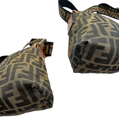 angoli Borsa Fendi in tessuto color tabacco trama Zucca con finiture in pelle marroni; munita di una tracolla regolabile, di lusso, originale, ottime condizioni. 