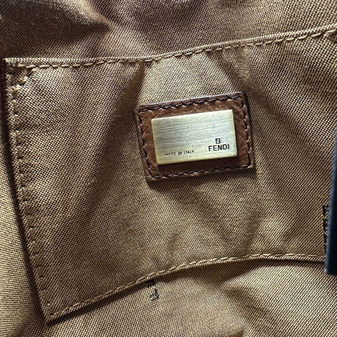interno Borsa Fendi in tessuto color tabacco trama Zucca con finiture in pelle marroni; munita di una tracolla regolabile, di lusso, originale, ottime condizioni