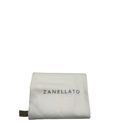 Dustbag di una borsa Zanellato in pelle martellata grigio chiaro, parti con metalliche argentate; munita di un manico singolo, tracolla amovibile e regolabile.