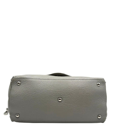 Base di una borsa Zanellato in pelle martellata grigio chiaro, parti con metalliche argentate; munita di un manico singolo, tracolla amovibile e regolabile. Completa di dustbag.