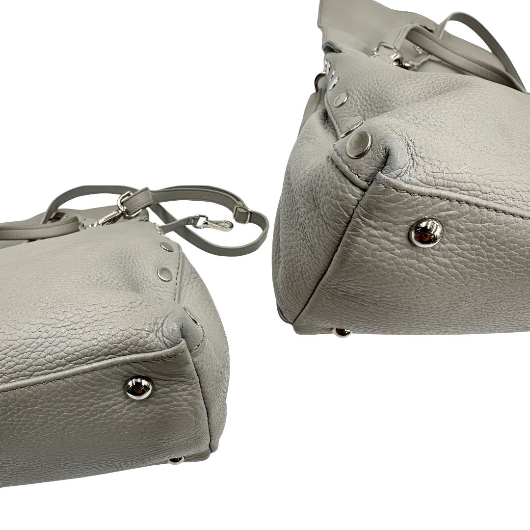 Angoli di una borsa Zanellato in pelle martellata grigio chiaro, parti con metalliche argentate; munita di un manico singolo, tracolla amovibile e regolabile. Completa di dustbag.