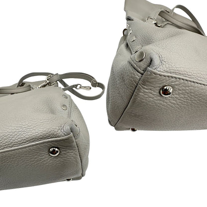 Angoli di una borsa Zanellato in pelle martellata grigio chiaro, parti con metalliche argentate; munita di un manico singolo, tracolla amovibile e regolabile. Completa di dustbag.