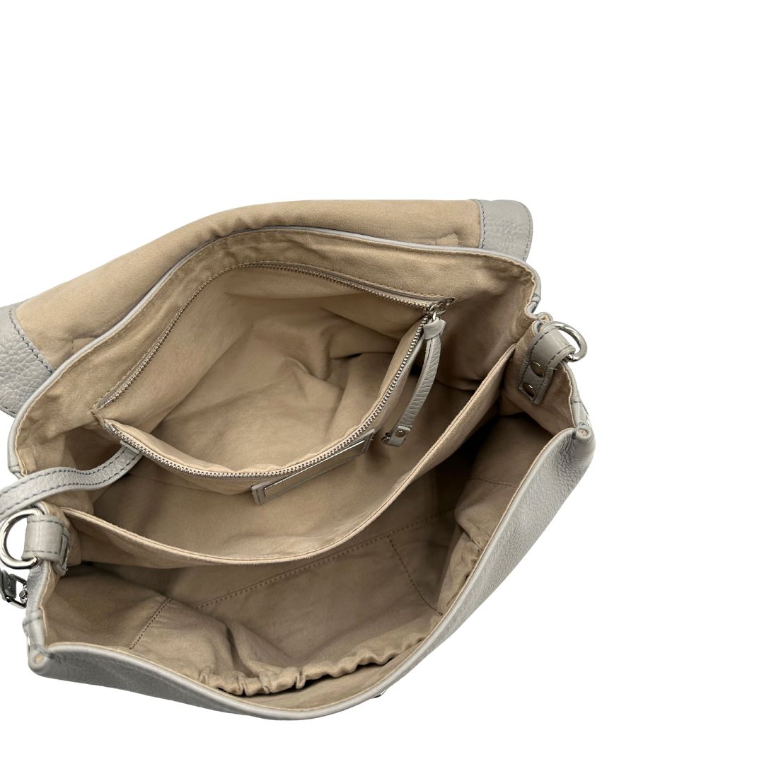 Interno di una borsa Zanellato in pelle martellata grigio chiaro, parti con metalliche argentate; munita di un manico singolo, tracolla amovibile e regolabile. Completa di dustbag.