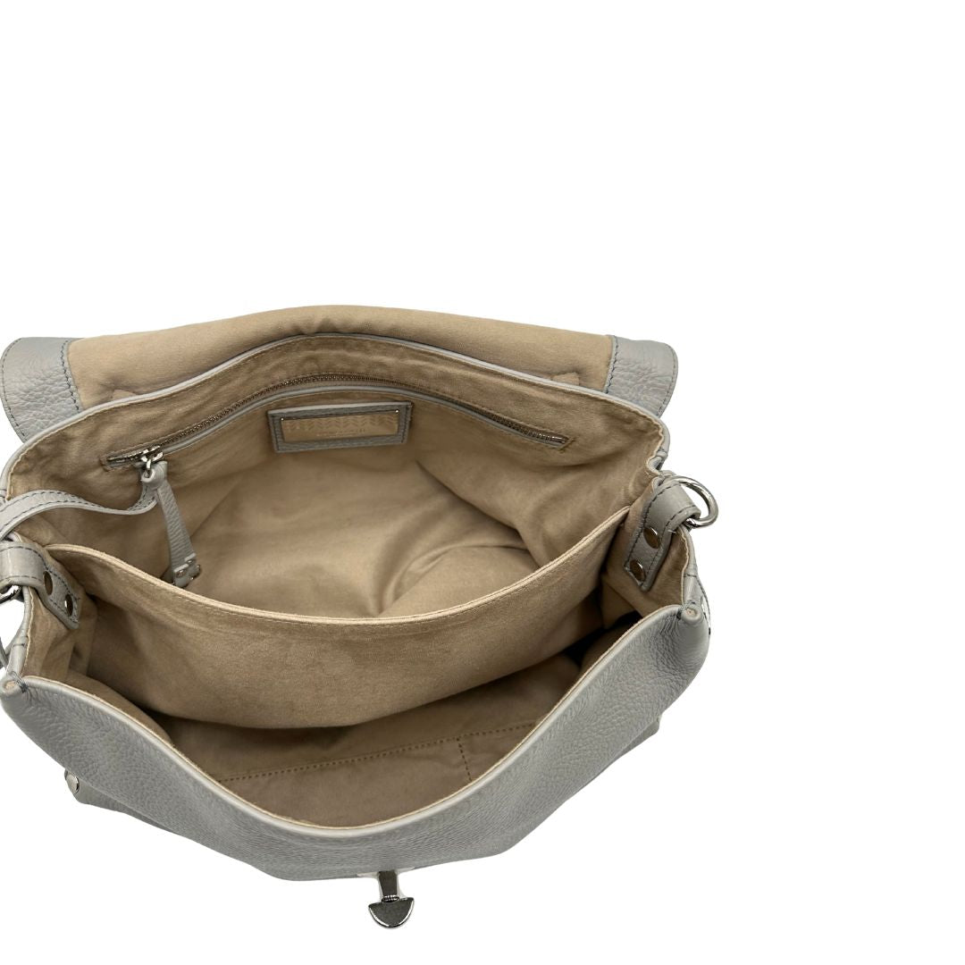 Interno di una borsa Zanellato in pelle martellata grigio chiaro, parti con metalliche argentate; munita di un manico singolo, tracolla amovibile e regolabile. Completa di dustbag.