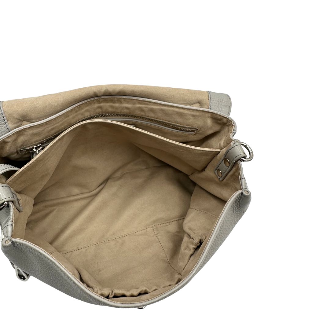 Interno di una borsa Zanellato in pelle martellata grigio chiaro, parti con metalliche argentate; munita di un manico singolo, tracolla amovibile e regolabile. Completa di dustbag.