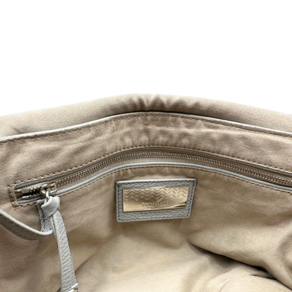 Interno di una borsa Zanellato in pelle martellata grigio chiaro, parti con metalliche argentate; munita di un manico singolo, tracolla amovibile e regolabile. Completa di dustbag.