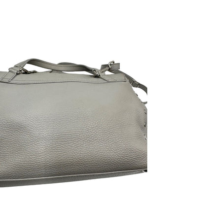Difetto del pellame di una borsa Zanellato in pelle martellata grigio chiaro, parti con metalliche argentate; munita di un manico singolo, tracolla amovibile e regolabile. Completa di dustbag.