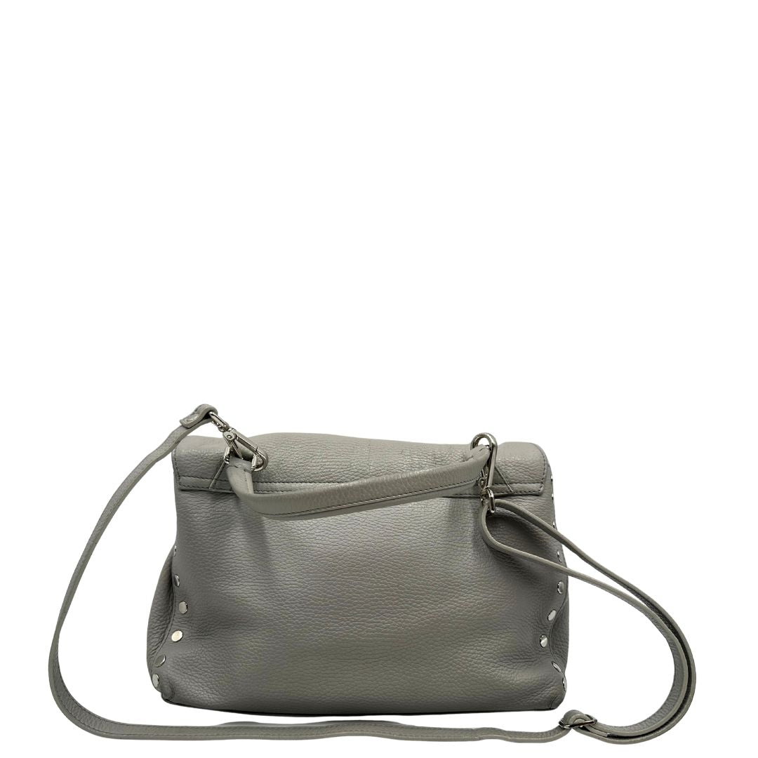 Retro di una borsa Zanellato in pelle martellata grigio chiaro, parti con metalliche argentate; munita di un manico singolo, tracolla amovibile e regolabile. Completa di dustbag.